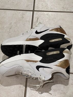 Nike Women’s air max excee phantom black metallic Gold Sneakers 8.5 EUC